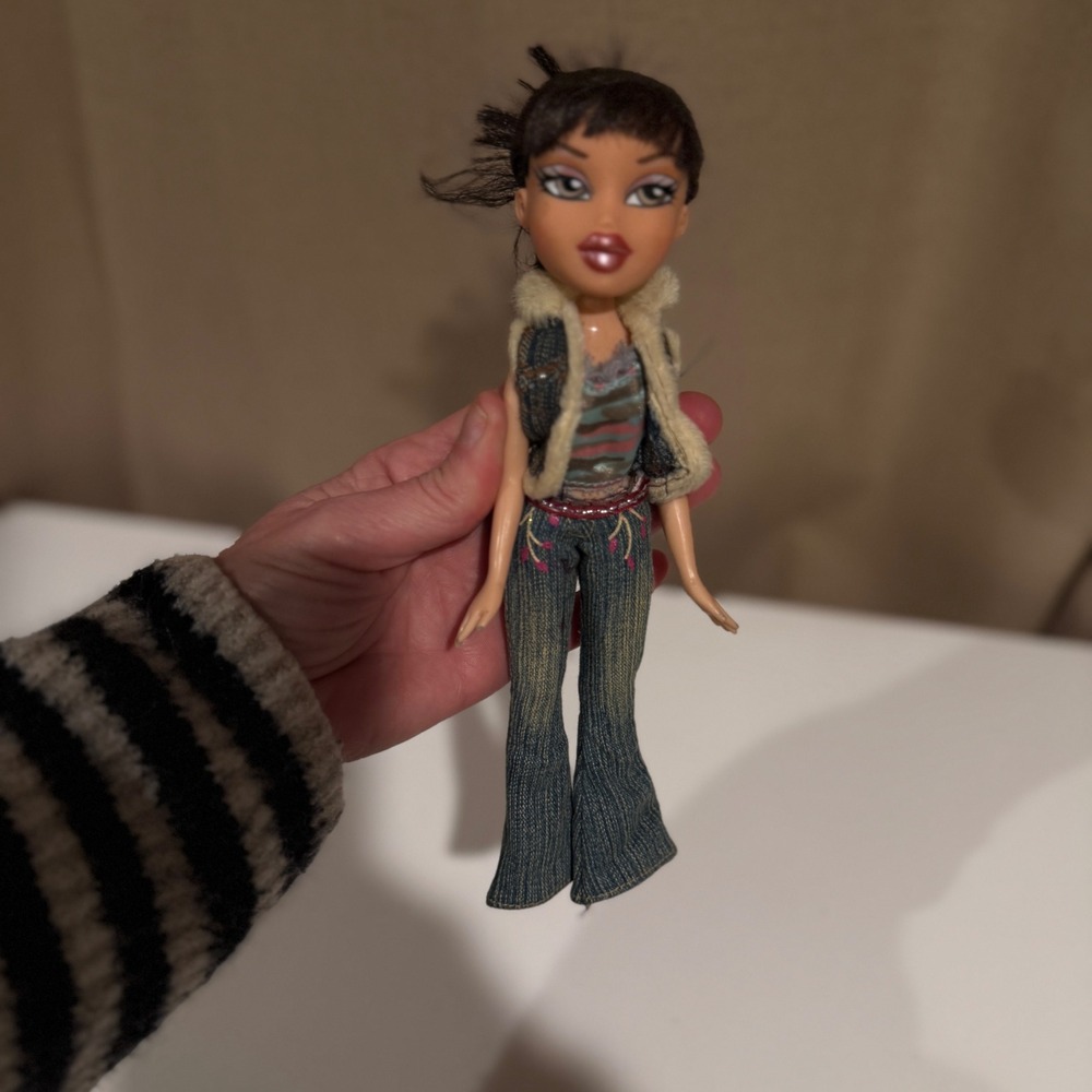 Bratz Doll Dark Brown Hair Flare Jeans Faux Fur Denim Vest MGA Entertainment